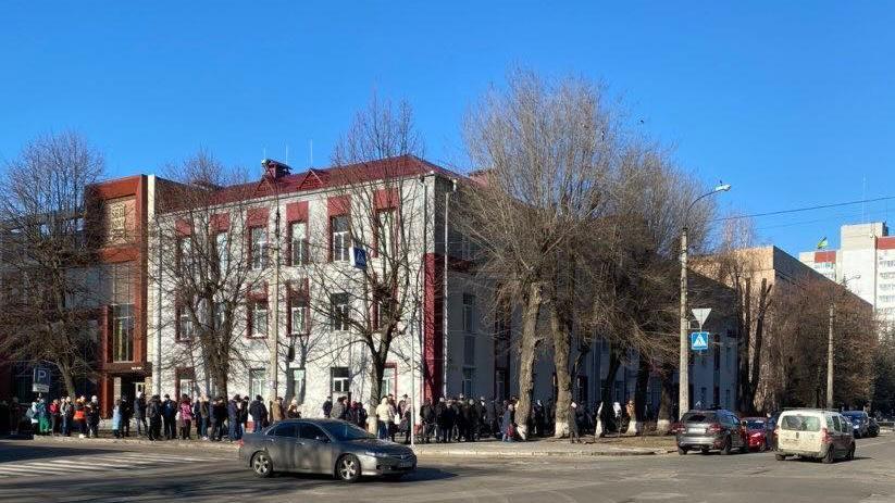A photo of dozens of Ukranian people standing in line outside of a blood transfusion center in Cherkassy, Ukraine.