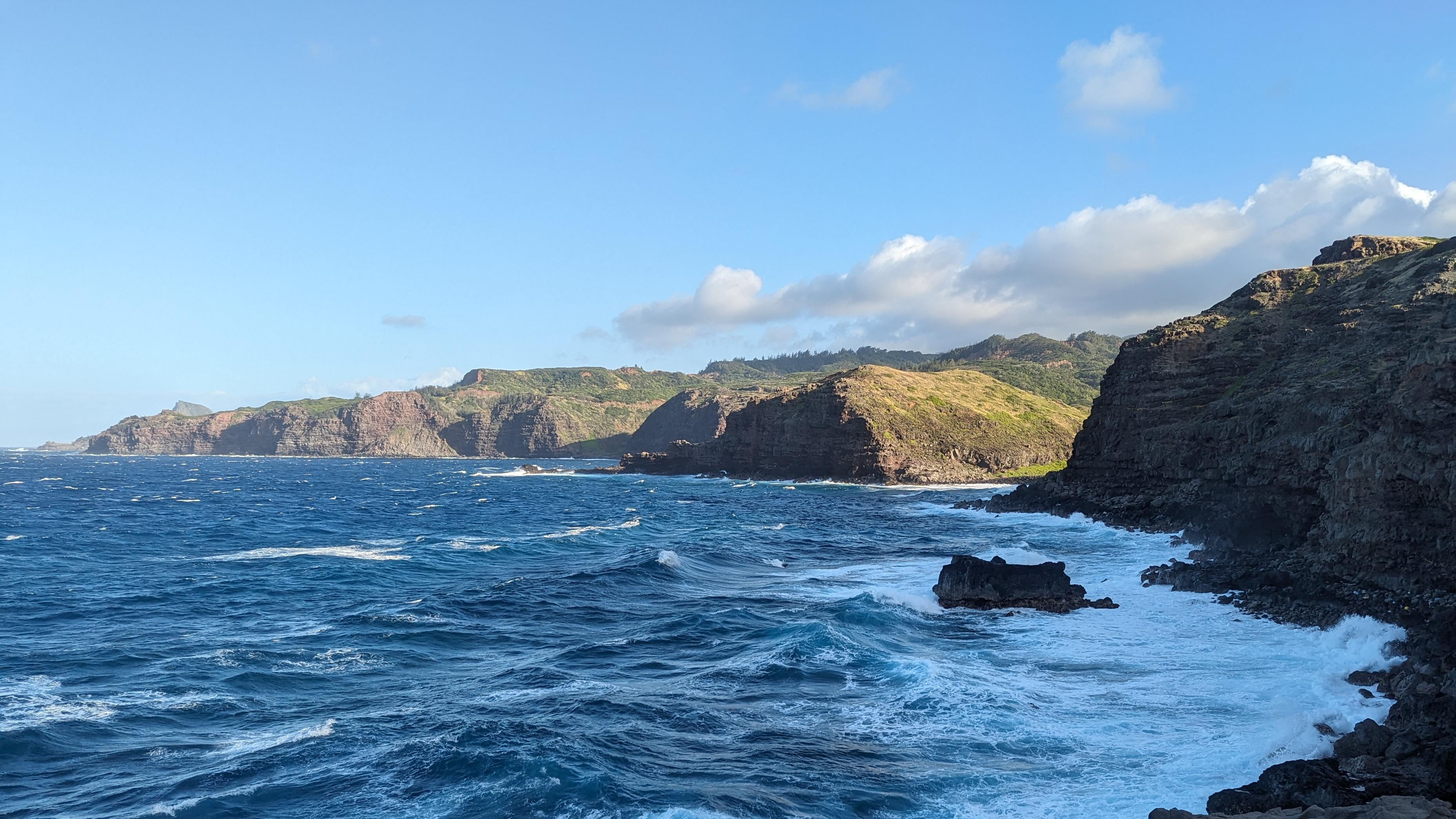 A photograph of the sea coast in Maui, Hawaii.
