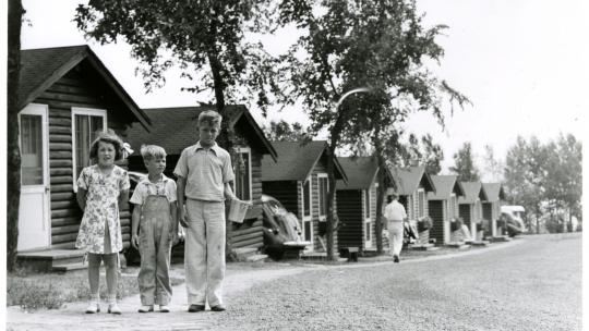 Cabins at an unidentified resort in Duluth, 1955-1960